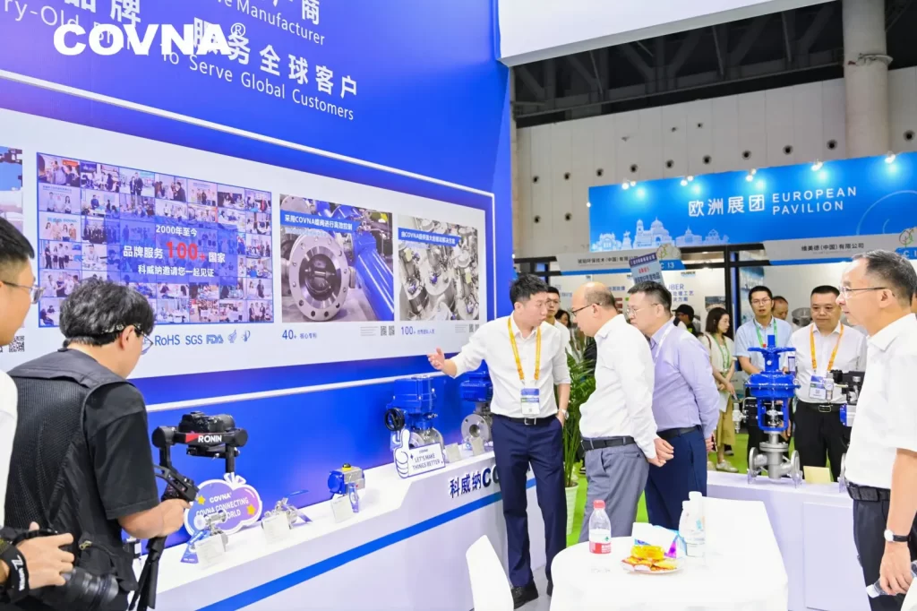 The Deputy Mayor of Chengdu is listening to Mr. Hong’s explanation